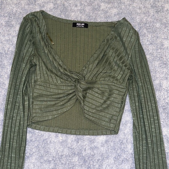 Jolie and Joy Twist Long Sleeve Crop Top - Size S - Picture 6 of 6